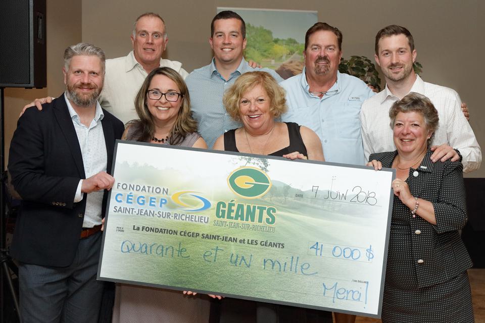 Plus de 41 000 $ ont été amassés grâce à la participation des entreprises et individus de la région au profit de la relève au Club de Golf St-Jean, le 7 juin dernier.