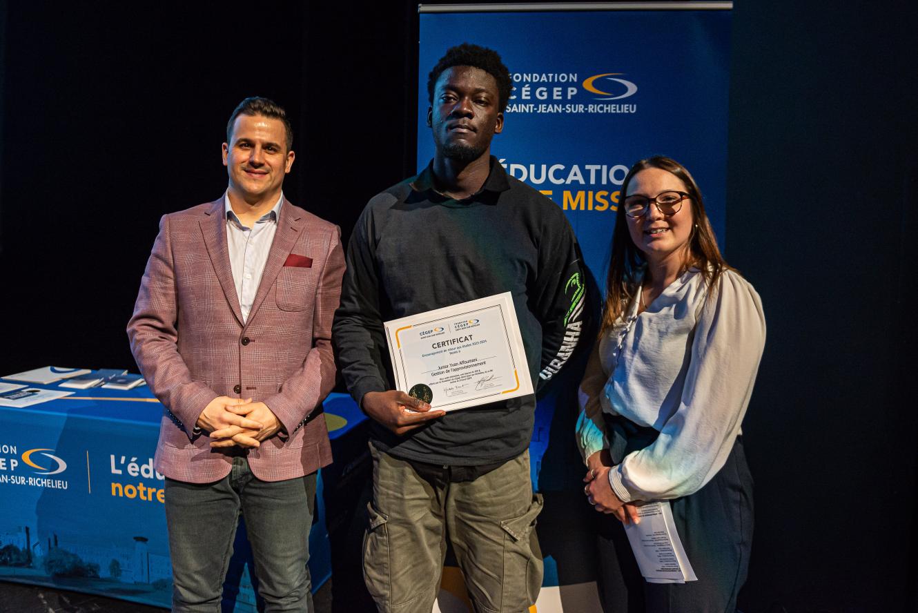 Junior Yvan Affoumani, encouragement de retour aux études - offerte par la Fondation du Cégep Saint-Jean-sur-Richelieu