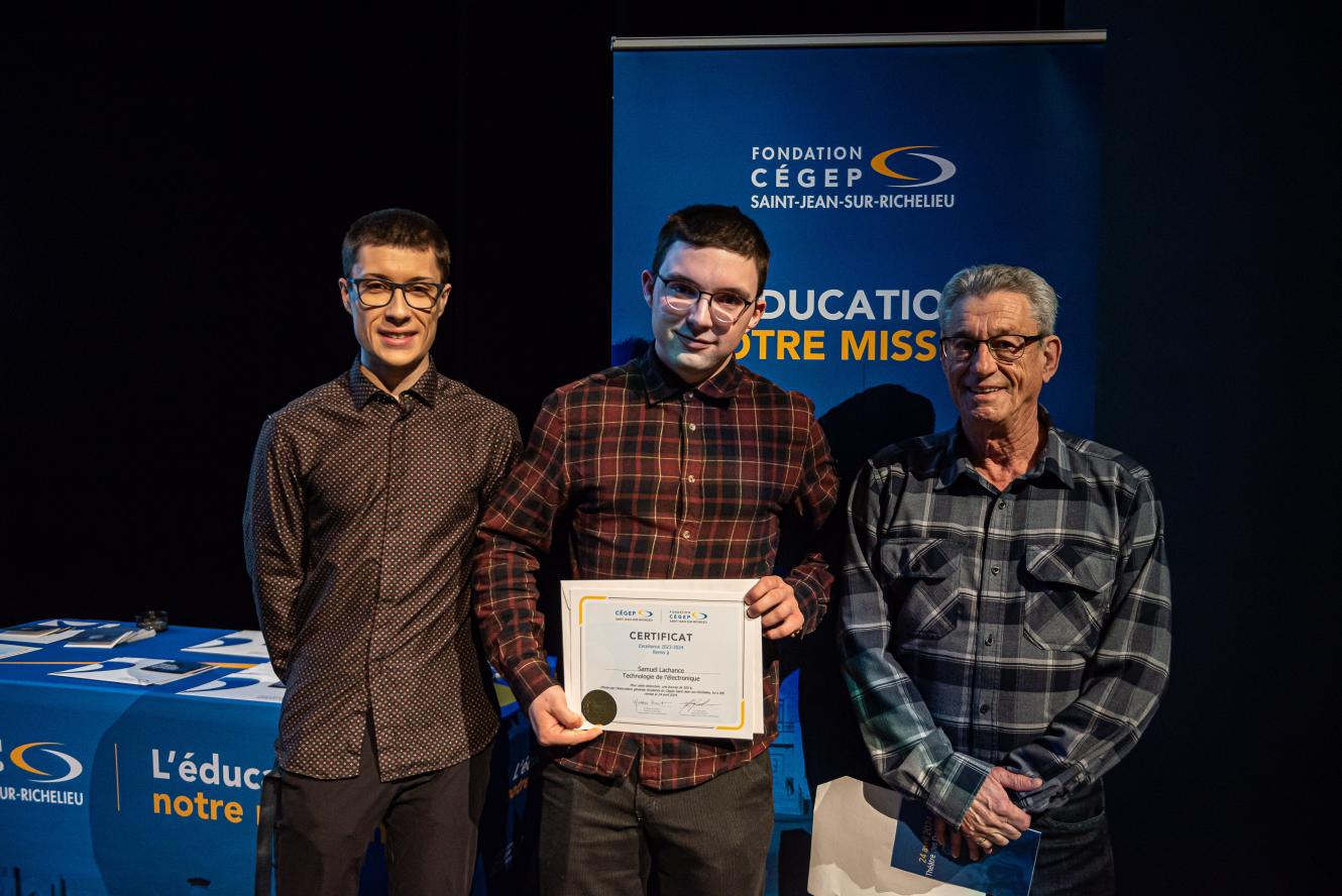 Samuel Lachance, excellence - offerte par l'Association générale étudiante du Cégep Saint-Jean-sur-Richelieu