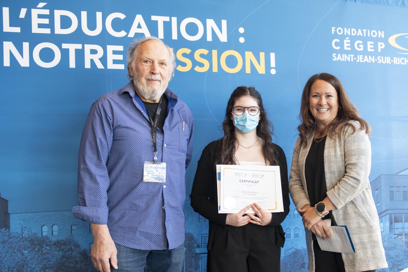 Audrey-Anne Gour, excellence - offerte par l'Association des parents du Cégep Saint-Jean-sur-Richelieu