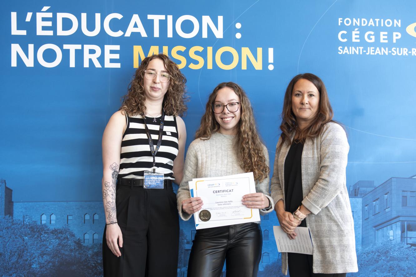 Laurence Van Hyfte, excellence - - offerte par l'Association générale des étudiant·es du Cégep Saint-Jean-sur-Richelieu