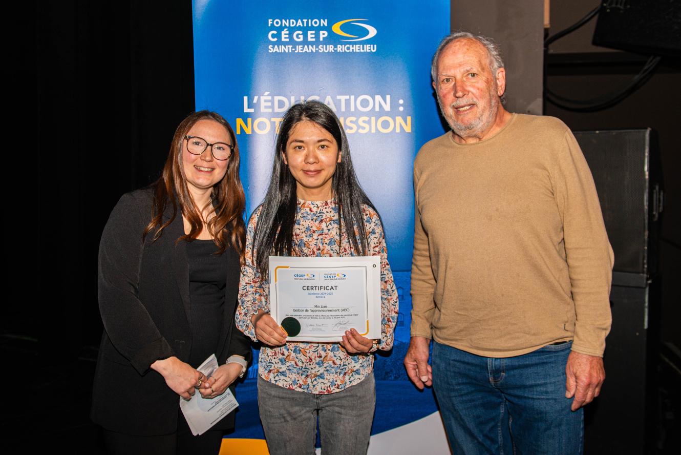 Min Liao, excellence - offerte par l'Association des parents du Cégep Saint-Jean-sur-Richelieu