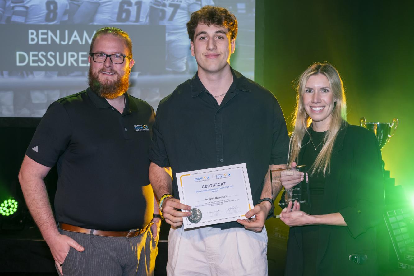 Benjamin Dessureault, étudiant-athlète masculin de l'année - offerte par l'Association des parents du Cégep Saint-Jean-sur-Richelieu