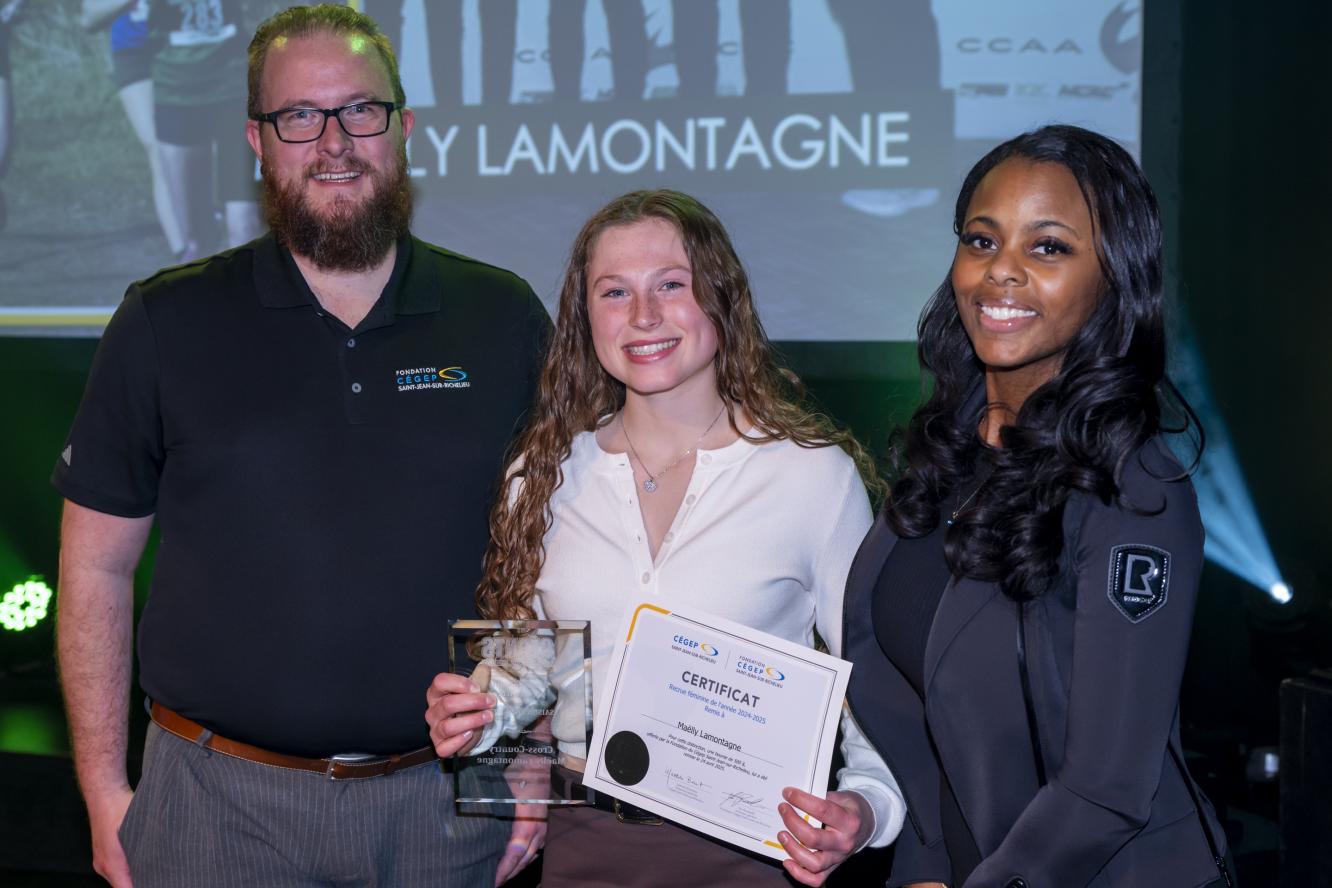 Maëlly Lamontagne, recrue féminine de l'année - offerte par la Fondation du Cégep Saint-Jean-sur-Richelieu