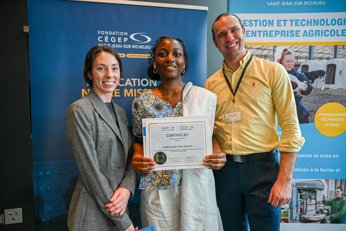 Sorelle Claudia Tayou Nkwicheu - offerte par la députée provinciale Audrey Bogemans