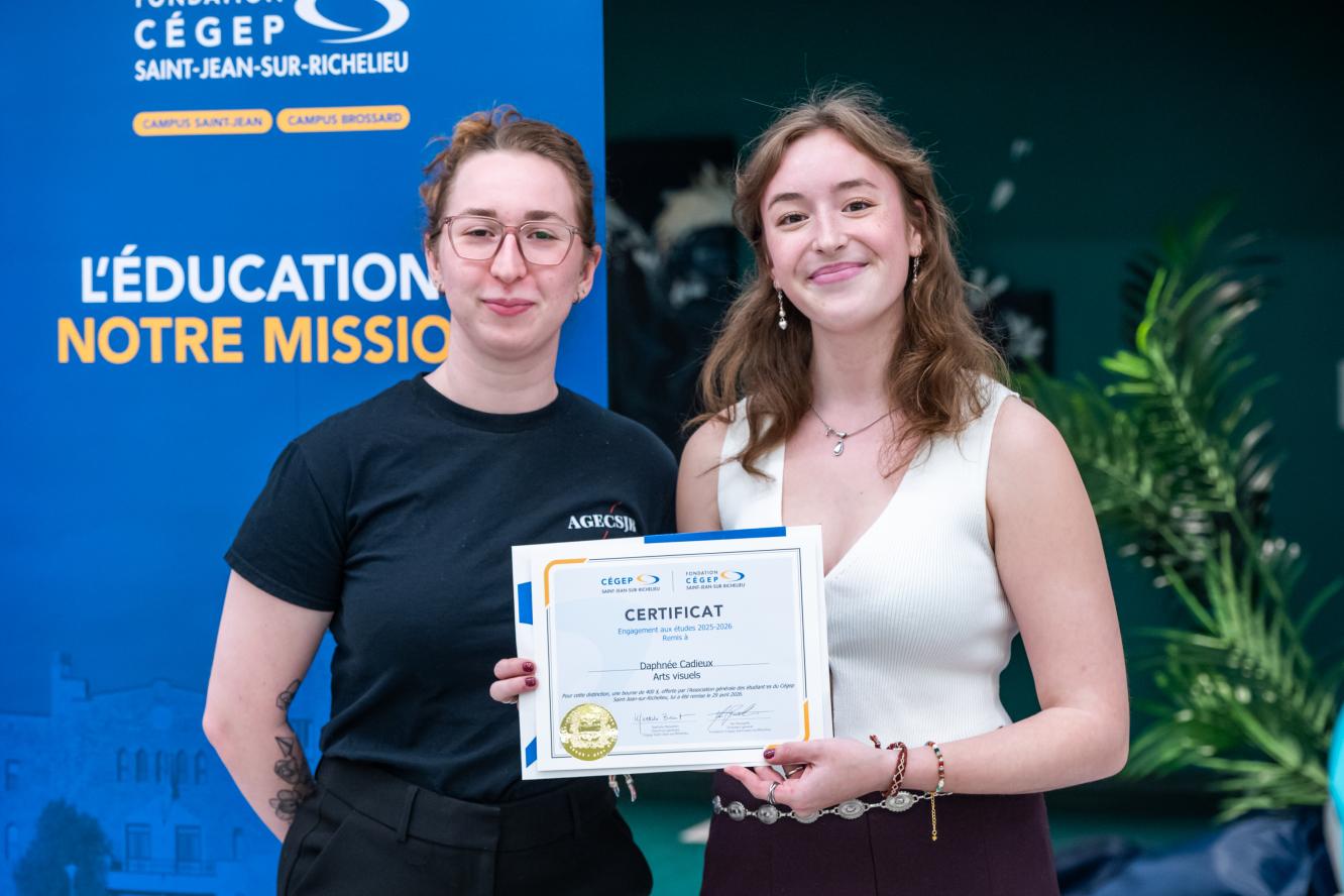 Daphnée Cadieux, engagement aux études - offerte par l'Association générale des étudiant·es du Cégep Saint-Jean-sur-Richelieu