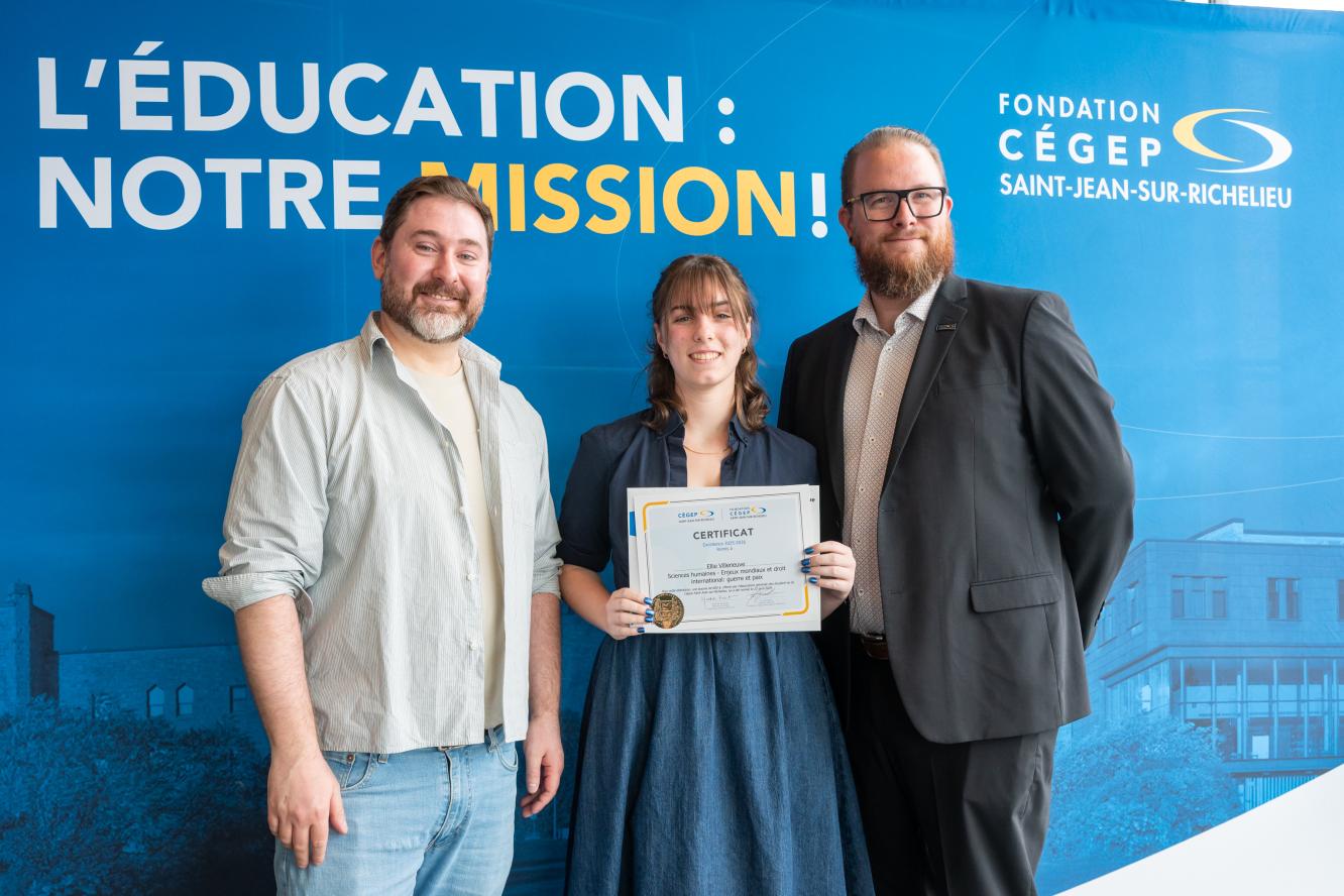 Ellie Villeneuve, excellence - offerte par l'Association générale des étudiant·es du Cégep Saint-Jean-sur-Richelieu