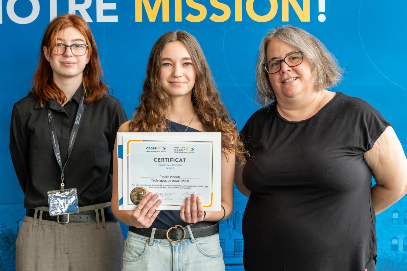 Rosalie Plourde, excellence - offerte par l'Association générale des étudiant·es du Cégep Saint-Jean-sur-Richelieu