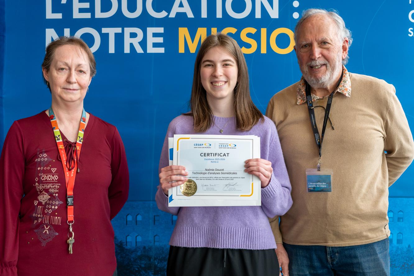 Noémie Doucet, excellence - offerte par l'Association des parents du Cégep Saint-Jean-sur-Richelieu