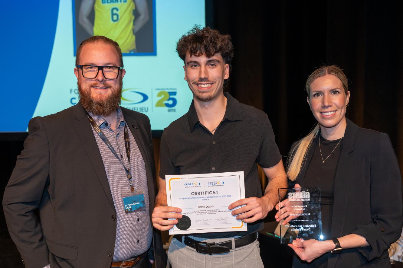 Danyk Dulude, prix persévérance de l'année, athlète masculin - offerte par la Fondation du Cégep Saint-Jean-sur-Richelieu et Hélène Gagnon