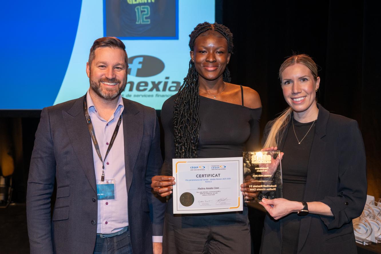 Madina Aissata Cisse, prix persévérance de l'année, athlète féminin - offerte par Finexia Inc.