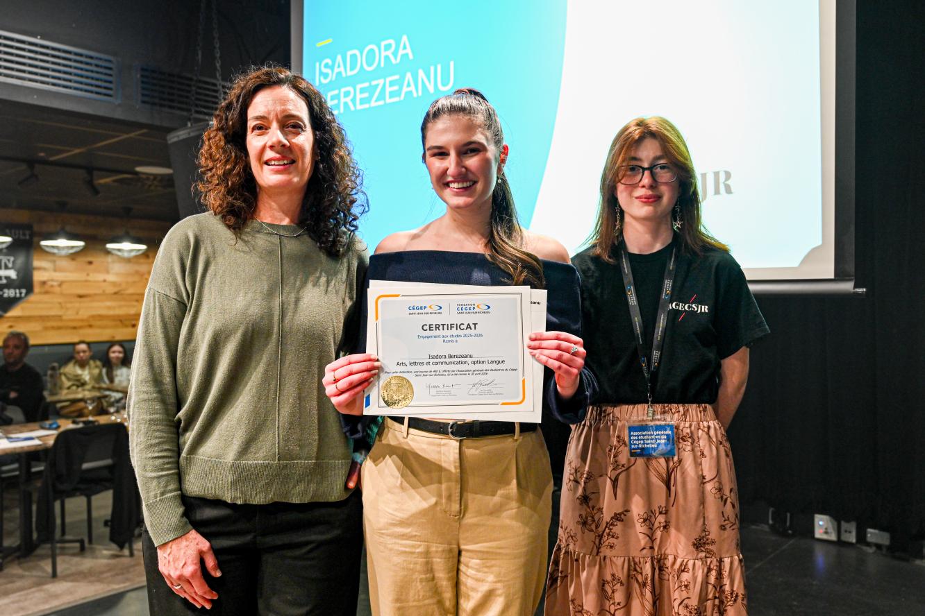 Isadora Berezeanu, engagement aux études - offerte par l'Association générale des étudiant·es du Cégep Saint-Jean-sur-Richelieu