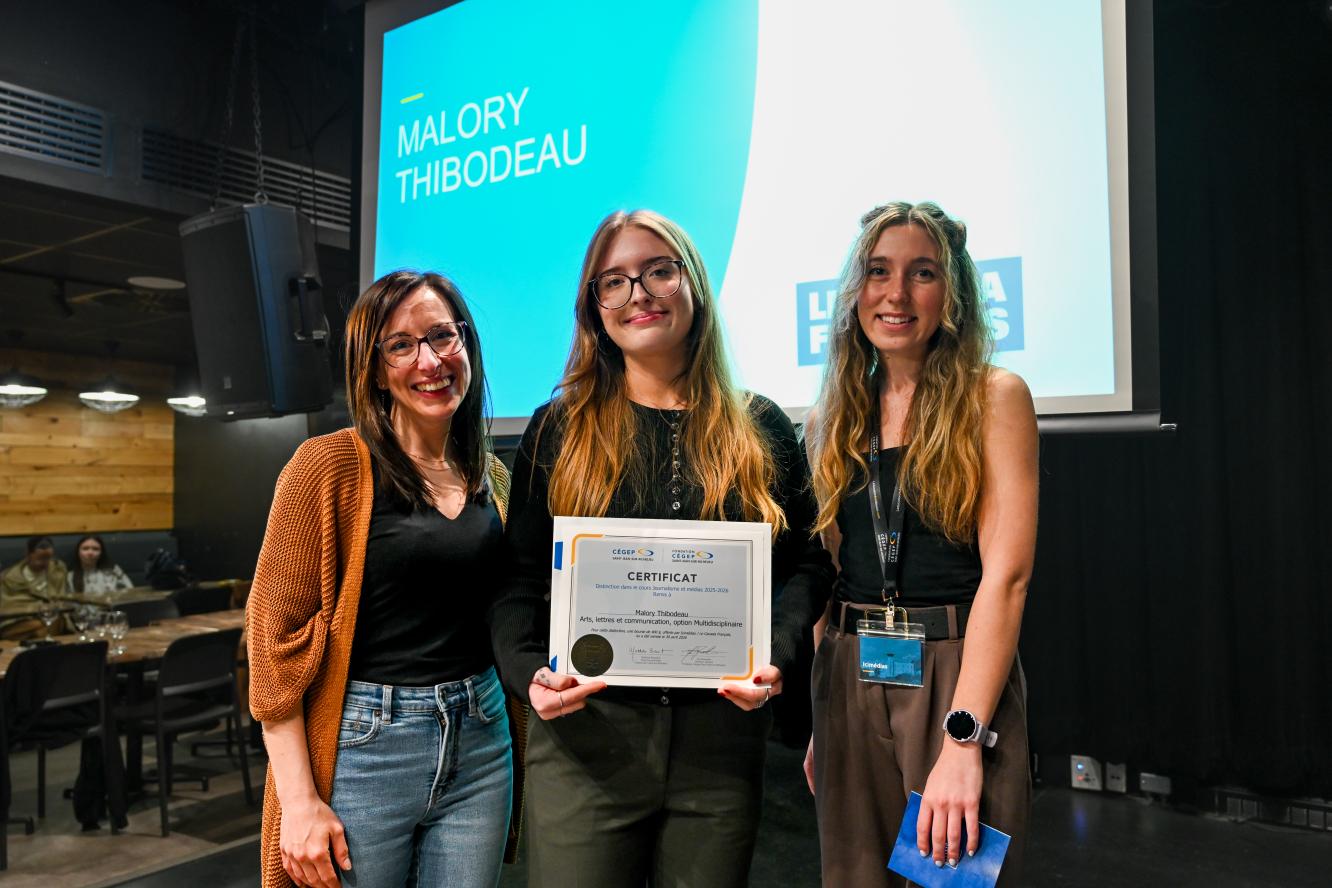 Malory Thibodeau, distinction dans le cours Journalisme et médias - offerte par Icimédias / Le Canada Français