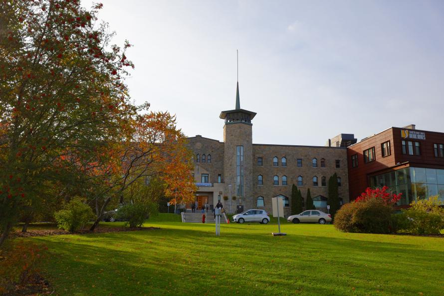 Le Cégep Saint-Jean-sur-Richelieu avec ses couleurs d'automne